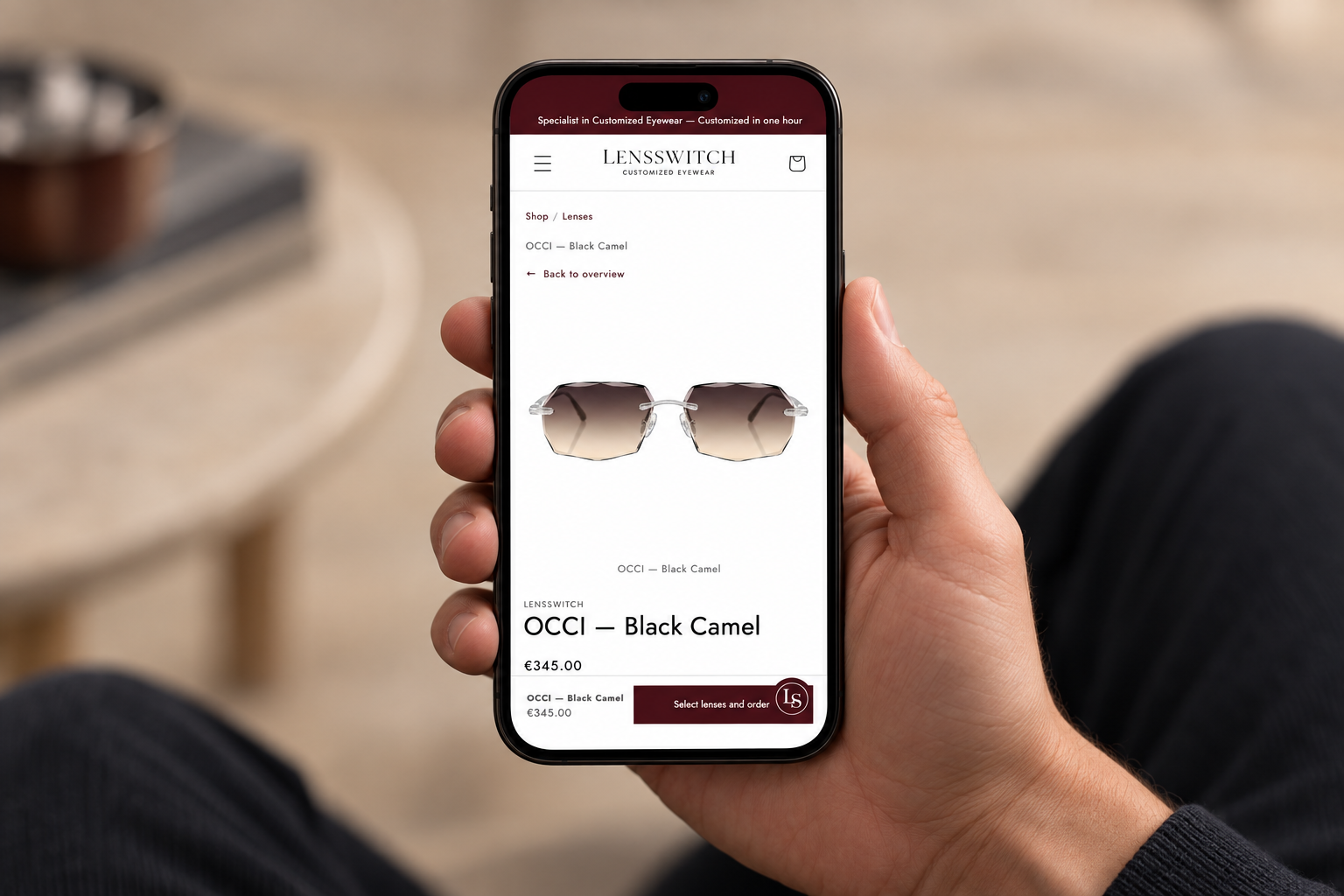 Een hand houdt een telefoon vast met de OCCI Black Camel-productpagina
